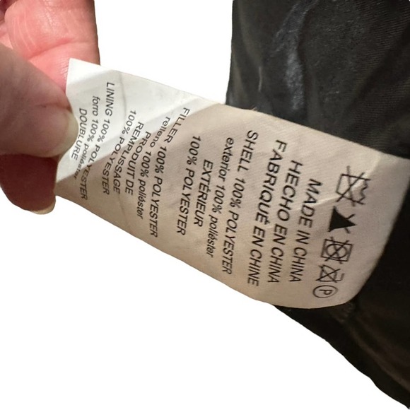 Michael Kors - jet black puffer Vest with gold hardware, size1X Women’s, EUC - Picture 7 of 8